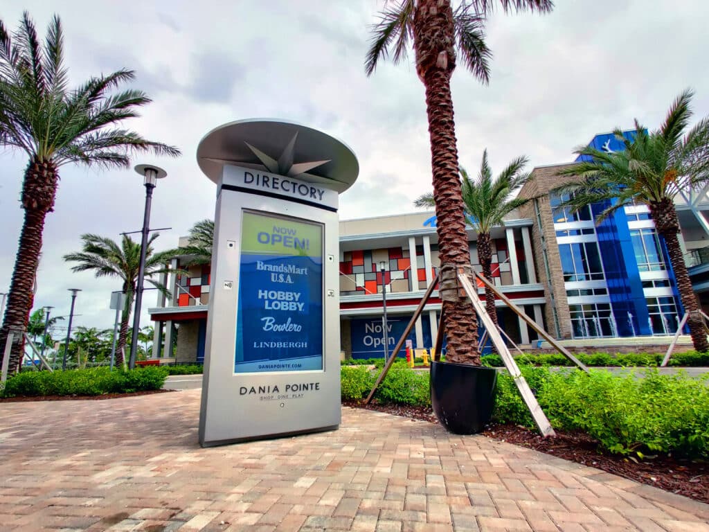 Dania Pointe Exterior Kiosk in Florida showing Gable's digital out-of-home capabilities.