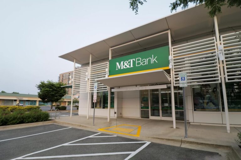 M&T Bank Entrance Sign