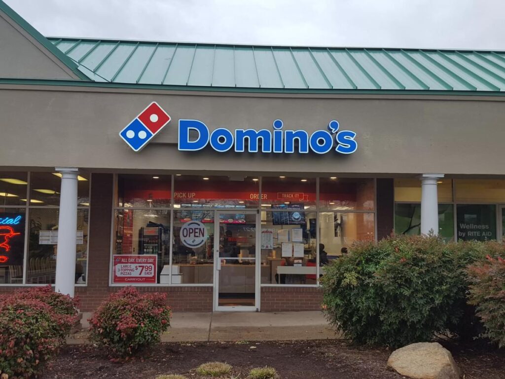 Domino’s storefront with illuminated channel letter signage and exterior retail branding by Gable.