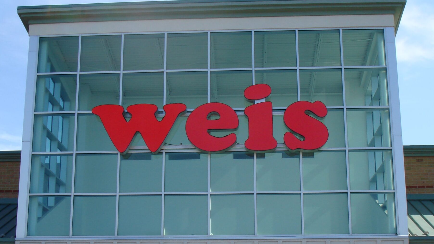 Weis storefront facade with oversized red channel letters, featuring custom retail signage by Gable.